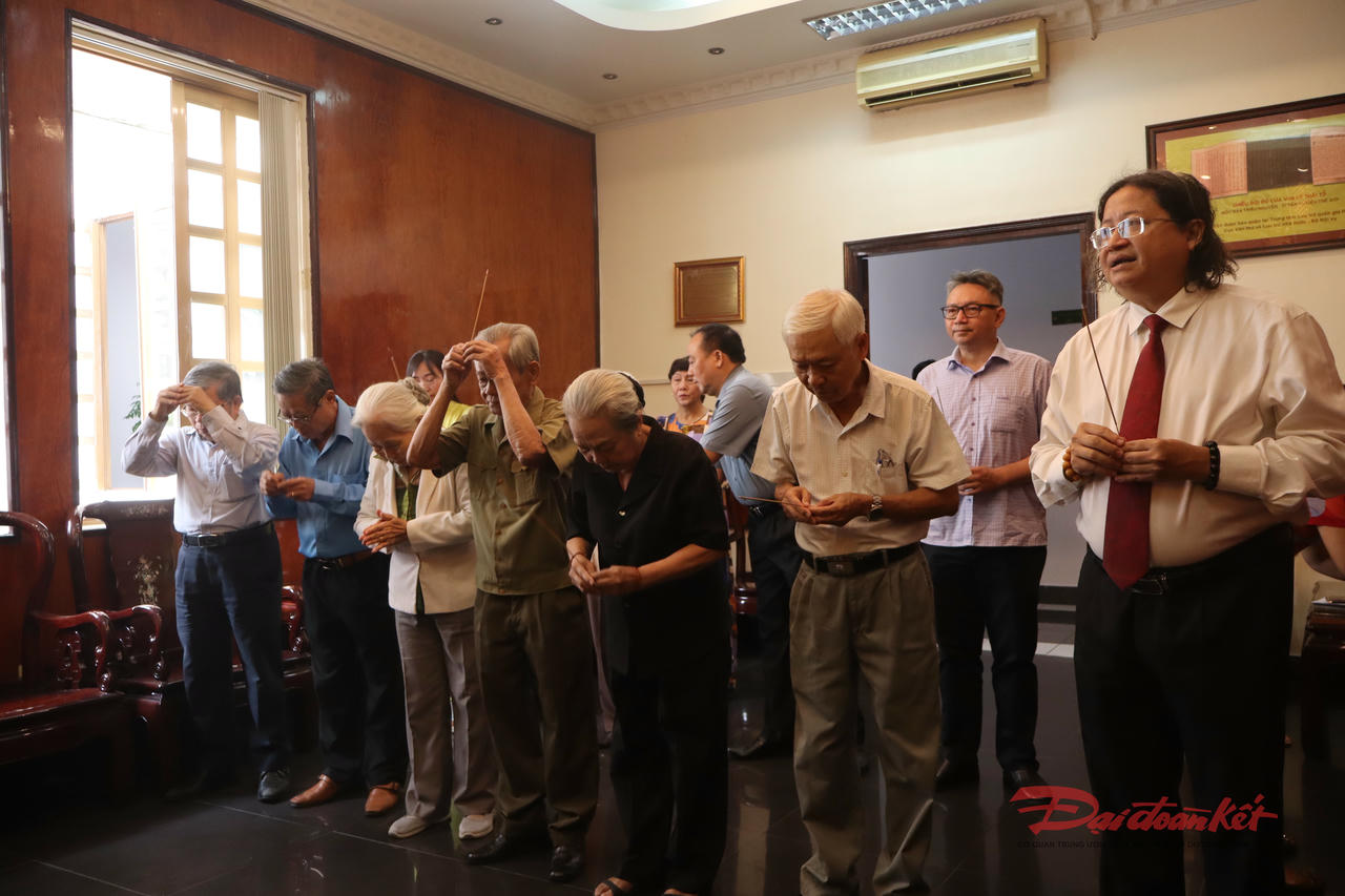 Đại biểu thắp hương tri ân, tưởng nhớ các thế hệ cha ông. Ảnh: Hồng Phúc.