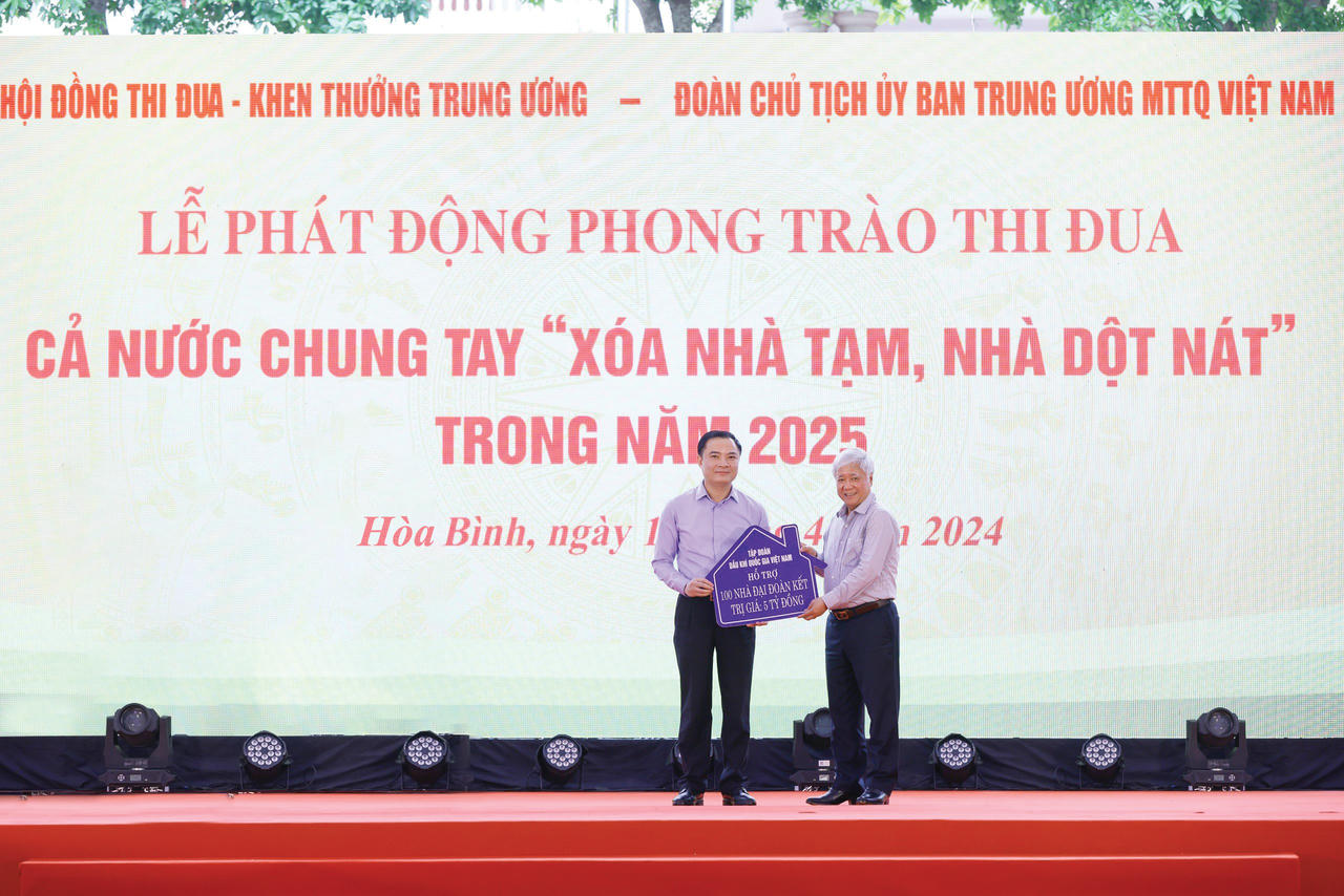 Chủ tịch UBTƯ MTTQ Việt Nam Đỗ Văn Chiến nhận hỗ trợ xây dựng nhà Đại đoàn kết từ Tổng Giám đốc Lê Ngọc Sơn.