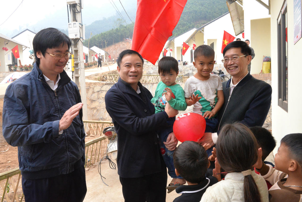 Tổng Giám đốc Petrovietnam Lê Ngọc Sơn (giữa) cùng Phó Bí thư thường trực Đảng ủy Tập đoàn Trần Quang Dũng chia sẻ niềm vui có nhà mới của trẻ em thôn Kho Vàng (Lào Cai).