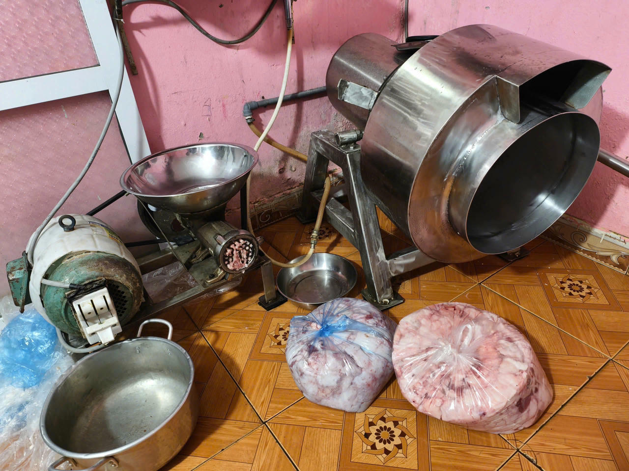 Nguyên liệu thịt để Khải làm giò, chả và xúc xích. Ảnh: Công an tỉnh Lào Cai.