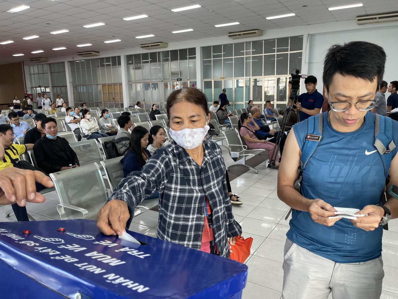 Hành khách bốc số thứ tự để mua vé tàu Tết Bính Ngọ 2026. Ảnh: Đ.Xá.