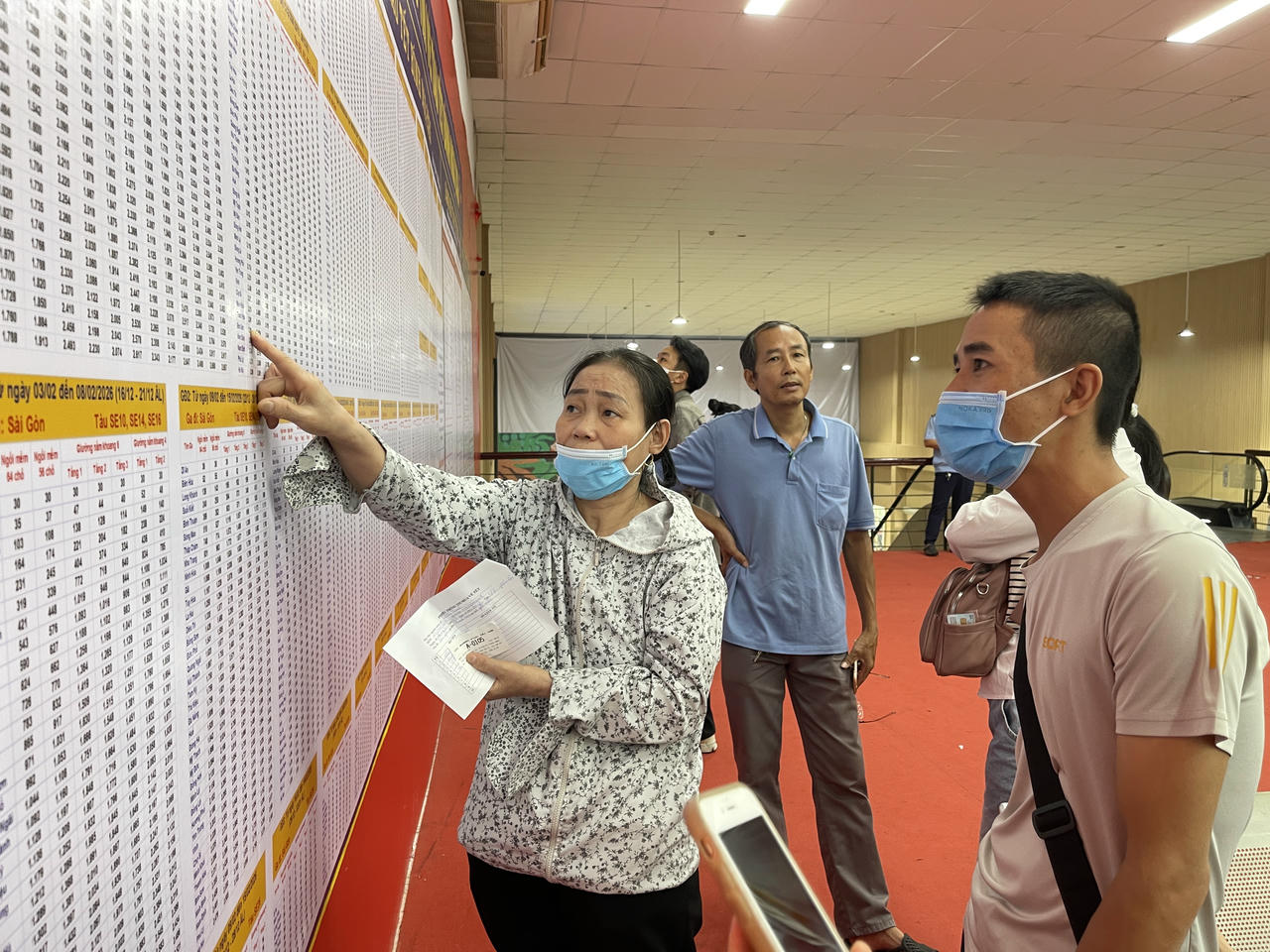 Hành khách xe thông tin giá vé tàu Tết để cân nhắc chọn lựa ngày đi phù hợp. Ảnh: Đ.Xá.