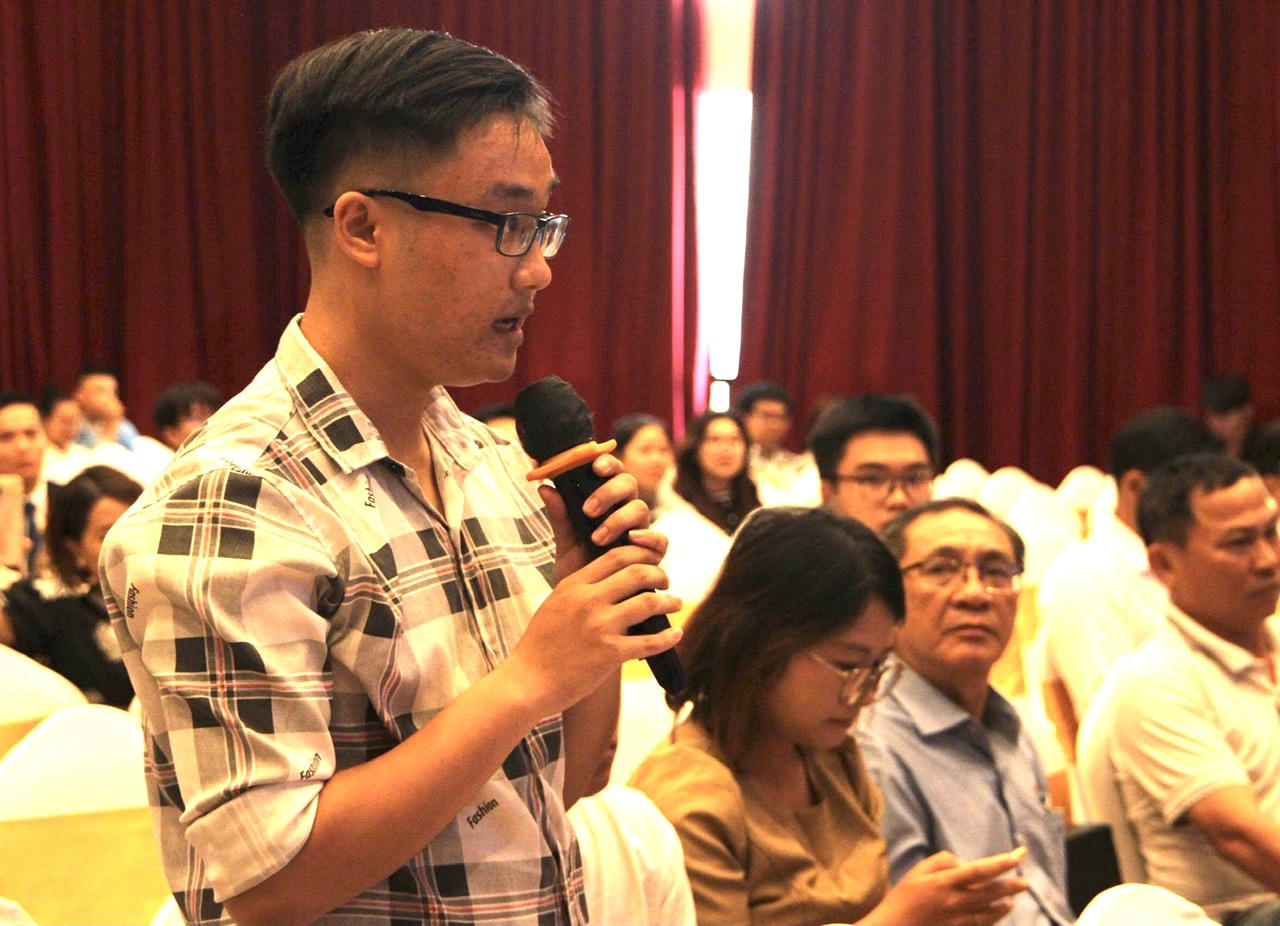 Một em sinh viên hỏi Ban Tổ chức về chương trình đào tạo, việc làm tại Đức. Ảnh: Q.Định.