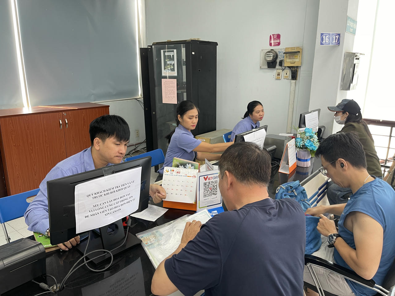 Hành khách mua vé tàu tết sáng ngày 20/9. Ảnh: Đ.Xá.