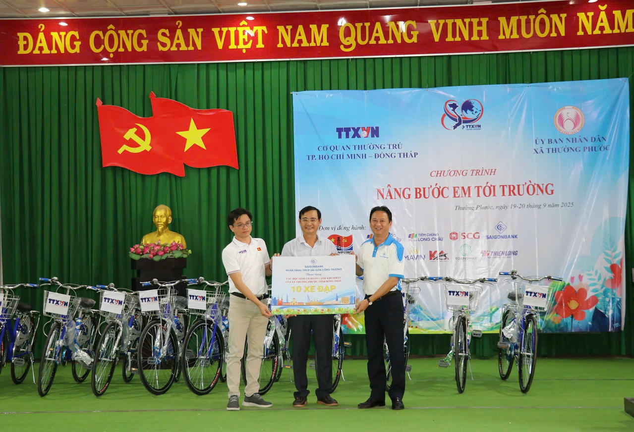 Ban Tổ chức tặng xe đạp cho trẻ em vùng biên của tỉnh Đồng Tháp. Ảnh: Hữu Duyên.