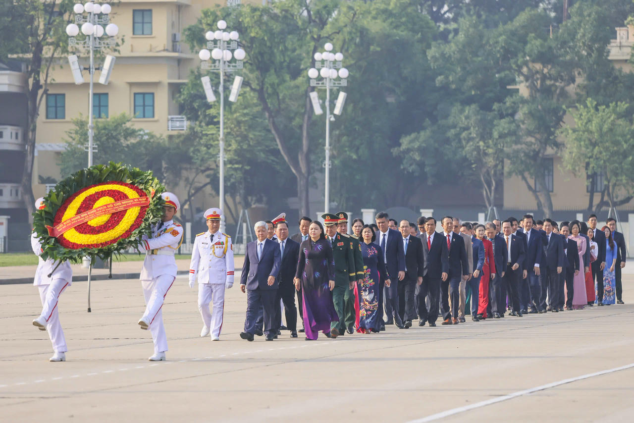 Ủy viên Bộ Chính trị, Bí thư Trung ương Đảng, Bí thư Đảng ủy MTTQ, các đoàn thể Trung ương, Chủ tịch UBTƯ MTTQ Việt Nam Đỗ Văn Chiến cùng Đoàn đại biểu Đảng bộ MTTQ, các đoàn thể Trung ương vào Lăng viếng Chủ tịch Hồ Chí Minh. Ảnh: Quang Vinh.