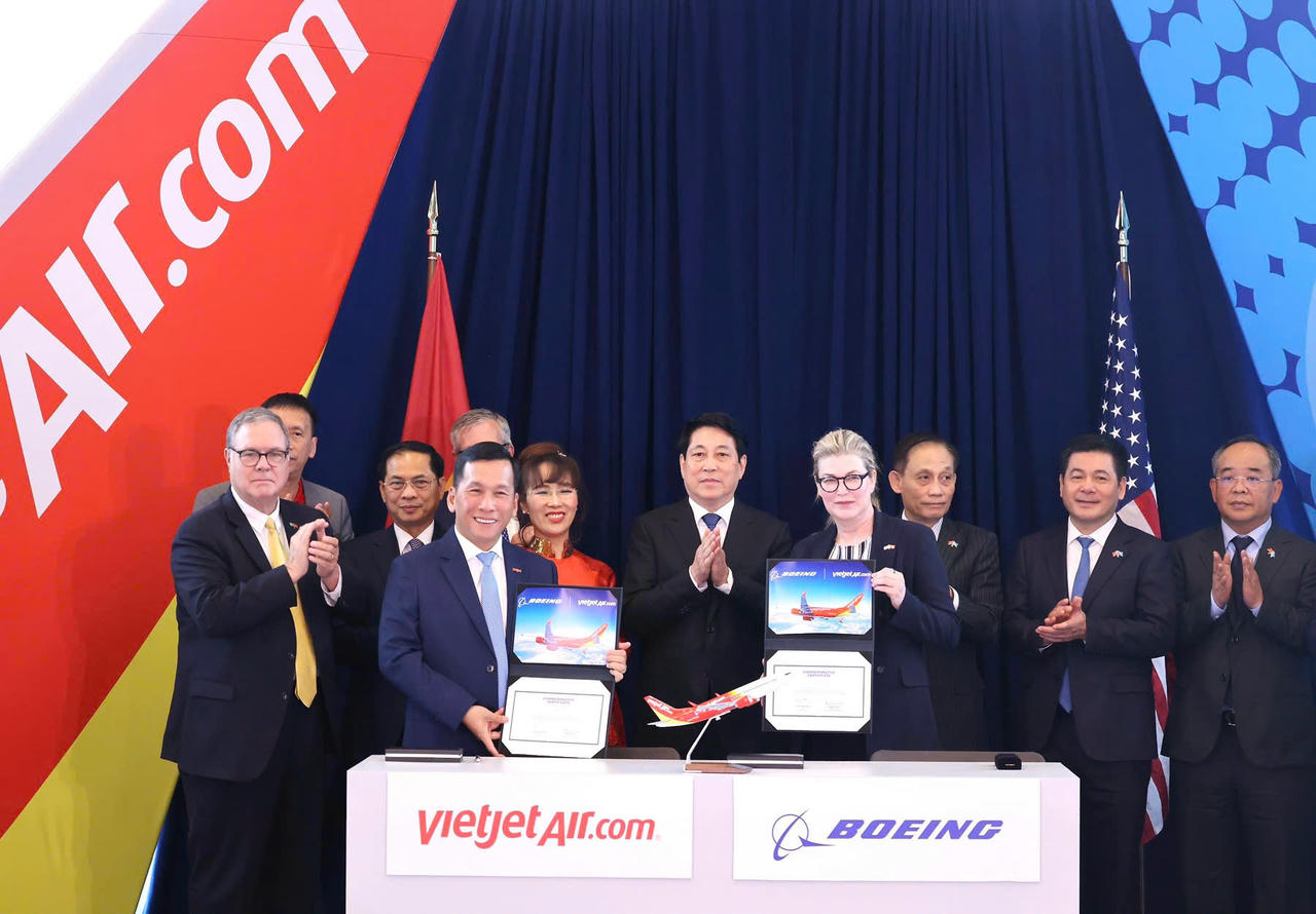 Tổng giám đốc Vietjet Đinh Việt Phương (trái) và Chủ tịch kiêm Tổng giám đốc Boeing Commercial Airplanes Stephanie Pope (phải) ký kết bàn giao máy bay 737-8 đầu tiên.