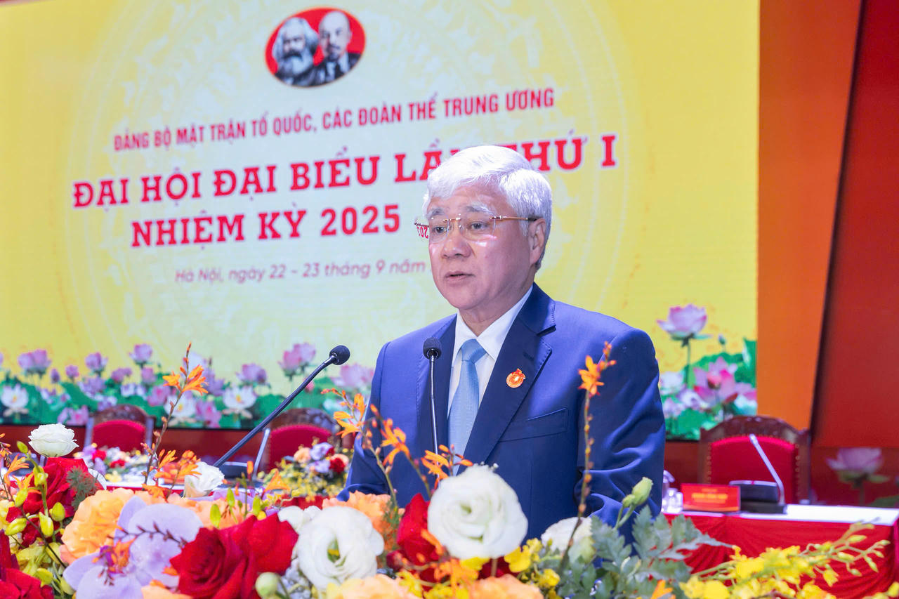 Chủ tịch Đỗ Văn Chiến điều hành nội dung bầu Đoàn Chủ tịch, Đoàn Thư ký Đại hội. Ảnh: Quang Vinh.