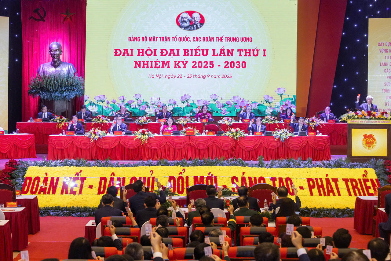 Đại biểu tiến hành biểu quyết tại Đại hội. Ảnh: Quang Vinh.