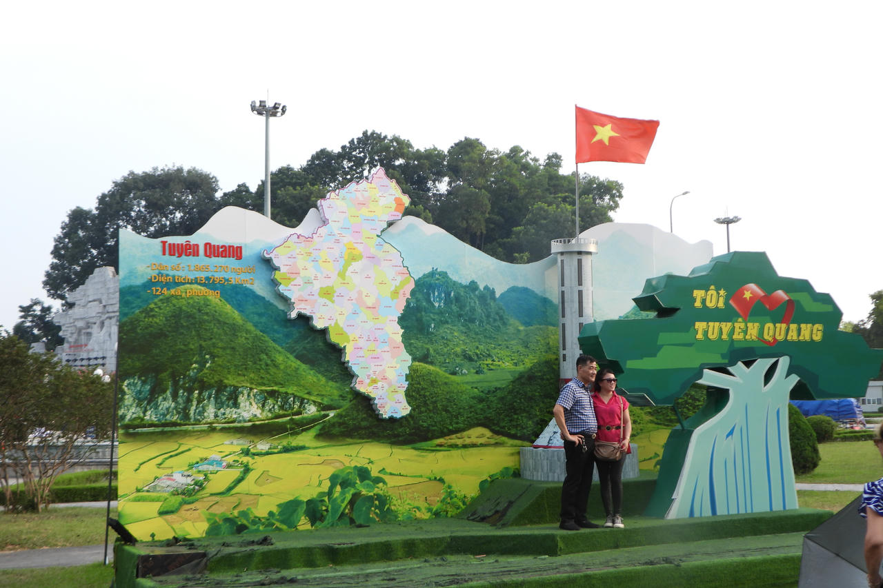 Không gian trưng bày hình ảnh và bản đồ Tuyên Quang tại Quảng trường trung tâm, nơi du khách và người dân cùng lưu giữ khoảnh khắc tự hào về quê hương cách mạng, hướng về Đại hội Đảng bộ tỉnh lần thứ I.