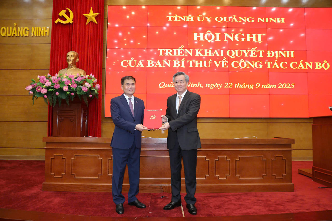Phó trưởng Ban Tổ chức Trung ương Nguyễn Quang Dương trao Quyết định cho ông Bùi Văn Khắng, Phó Bí thư Tỉnh ủy Quảng Ninh. Ảnh: QMG.
