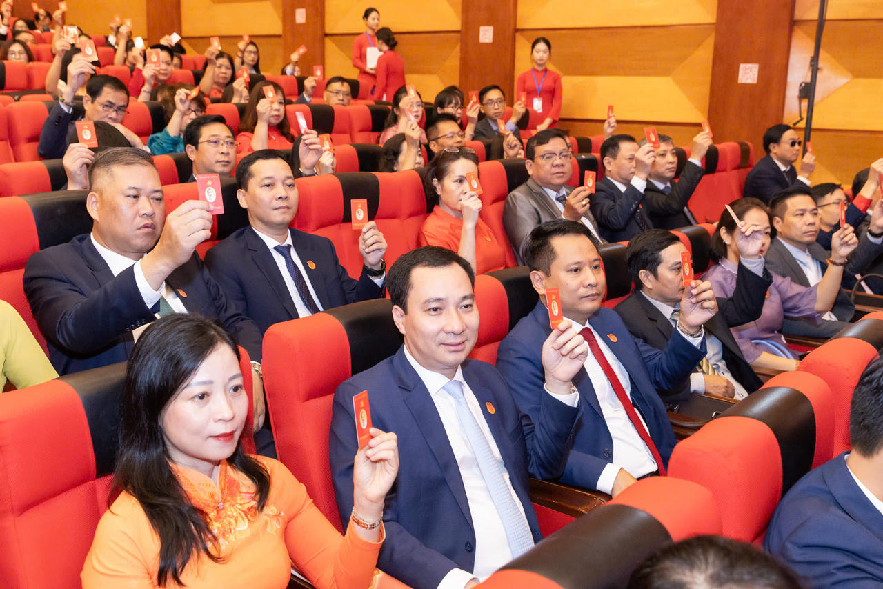 Đại biểu tiến hành biểu quyết tại Đại hội. Ảnh: Quang Vinh.