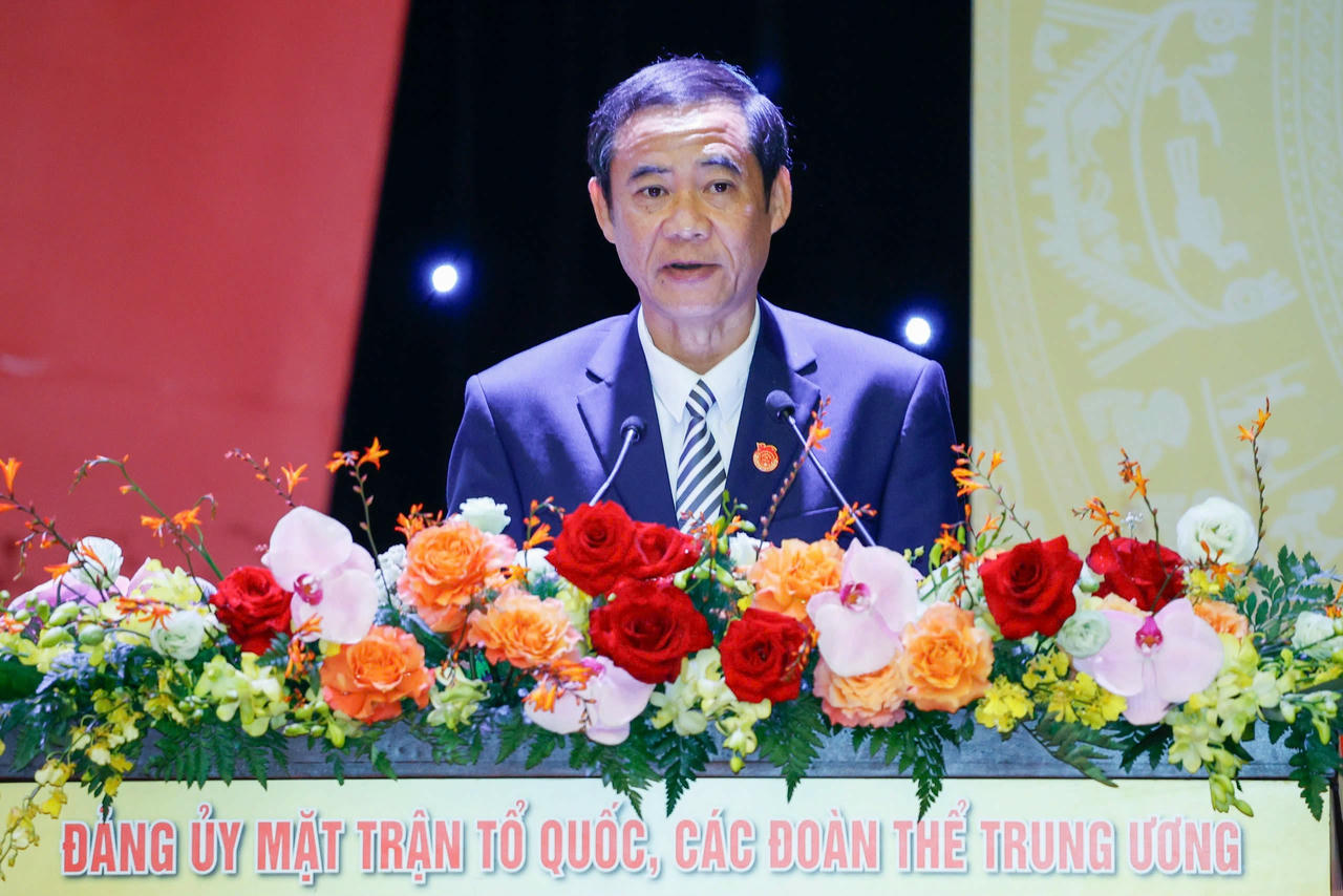 Đồng chí Nguyễn Thái Học, Phó Bí thư Đảng ủy MTTQ, các đoàn thể Trung ương trình bày Báo cáo tổng hợp ý kiến tham gia vào dự thảo các Văn kiện trình Đại hội đại biểu toàn quốc lần thứ XIV của Đảng. Ảnh: Quang Vinh.