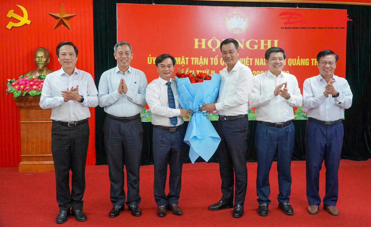 Lãnh đạo tỉnh Quảng Trị tặng hoa chúc mừng tân Chủ tịch Ủy ban Mặt trận Tổ quốc Việt Nam tỉnh Quảng Trị Nguyễn Chiến Thắng. Ảnh: Xuân Thi.