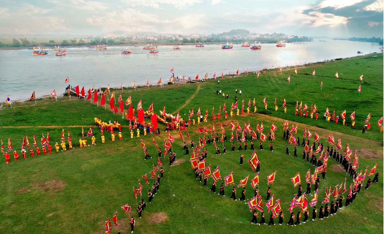 Lễ hội quân trên sông Lục Đầu - Lễ hội mùa Thu Côn Sơn - Kiếp Bạc. Ảnh: Thành Chung. 