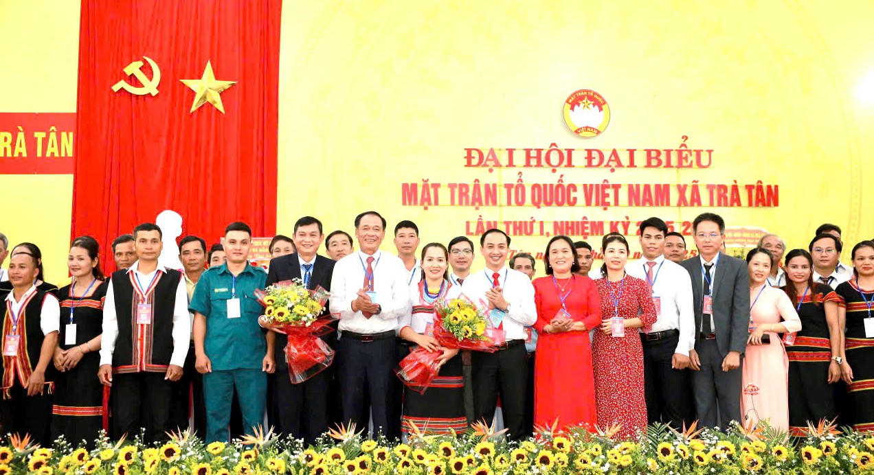   ÔngTrương Chí Lăng tăng hoa chúc mừng Đại hội đại biểu Mặt trận xã Trà Tân lần thứ I, nhiệm kỳ 2025-2030. Ảnh: CV.  
