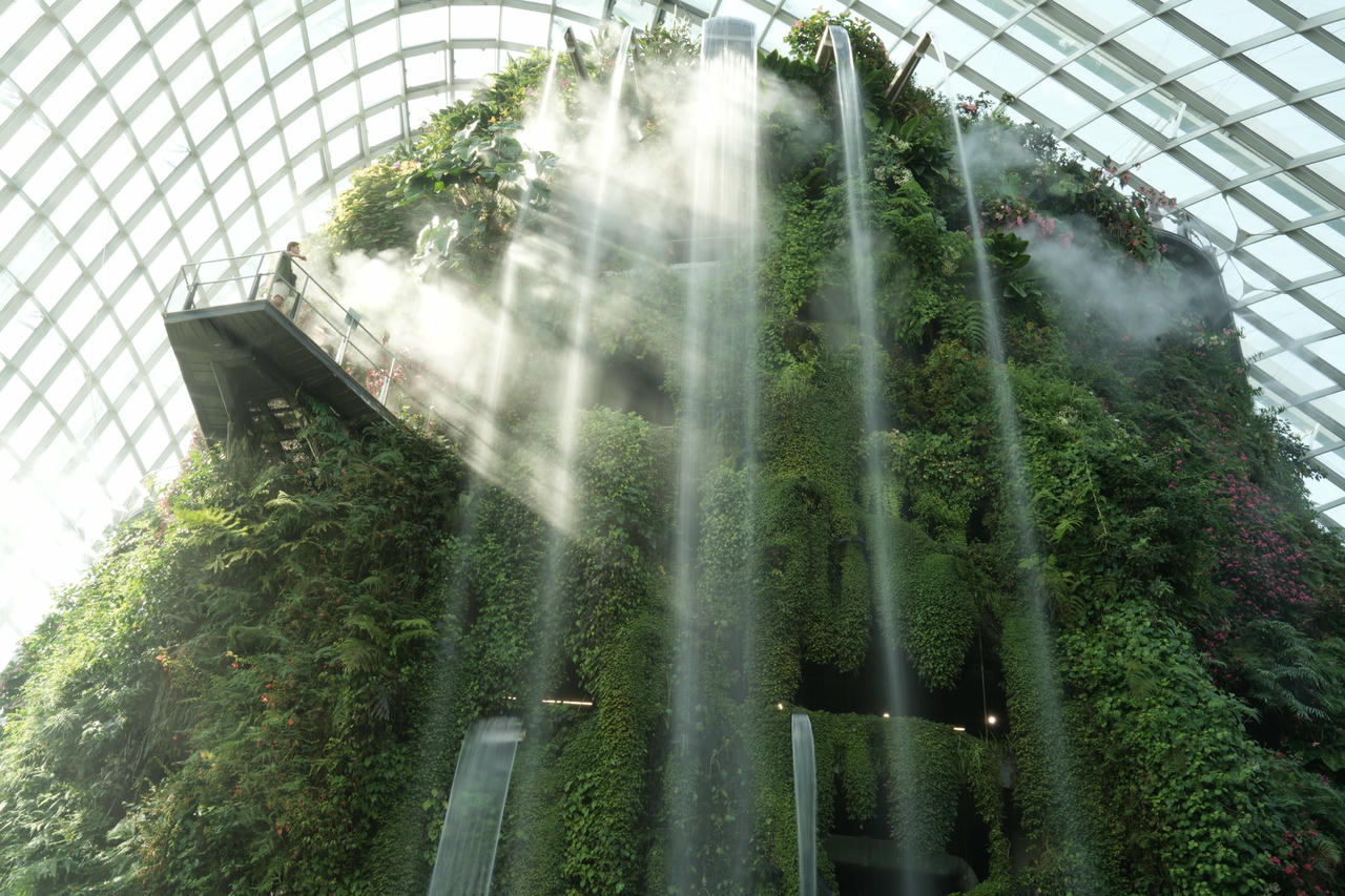                  Singapore là điểm đến hàng đầu châu Á, nổi bật với sự pha trộn hài hòa
giữa văn hóa truyền thống và hiện đại. Du khách bị cuốn hút bởi những công
trình kiến trúc biểu tượng, nền ẩm thực đa dạng, môi trường.    