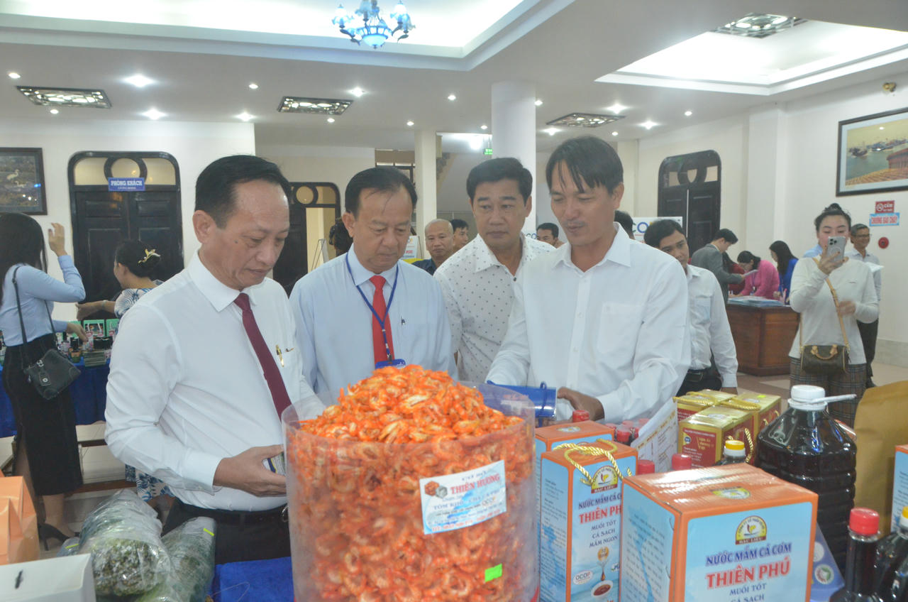 Doanh nghiệp sản xuất sản phẩm OCOP của địa phương là đối tượng tham gia chương trình. Ảnh: Nguyên Du