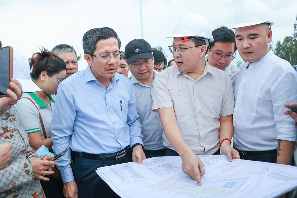 Phó Chủ tịch UBND TP Trần Nam Hưng kiểm tra thực tế tại Dự án Bách Đạt. Ảnh: Chí Đại.