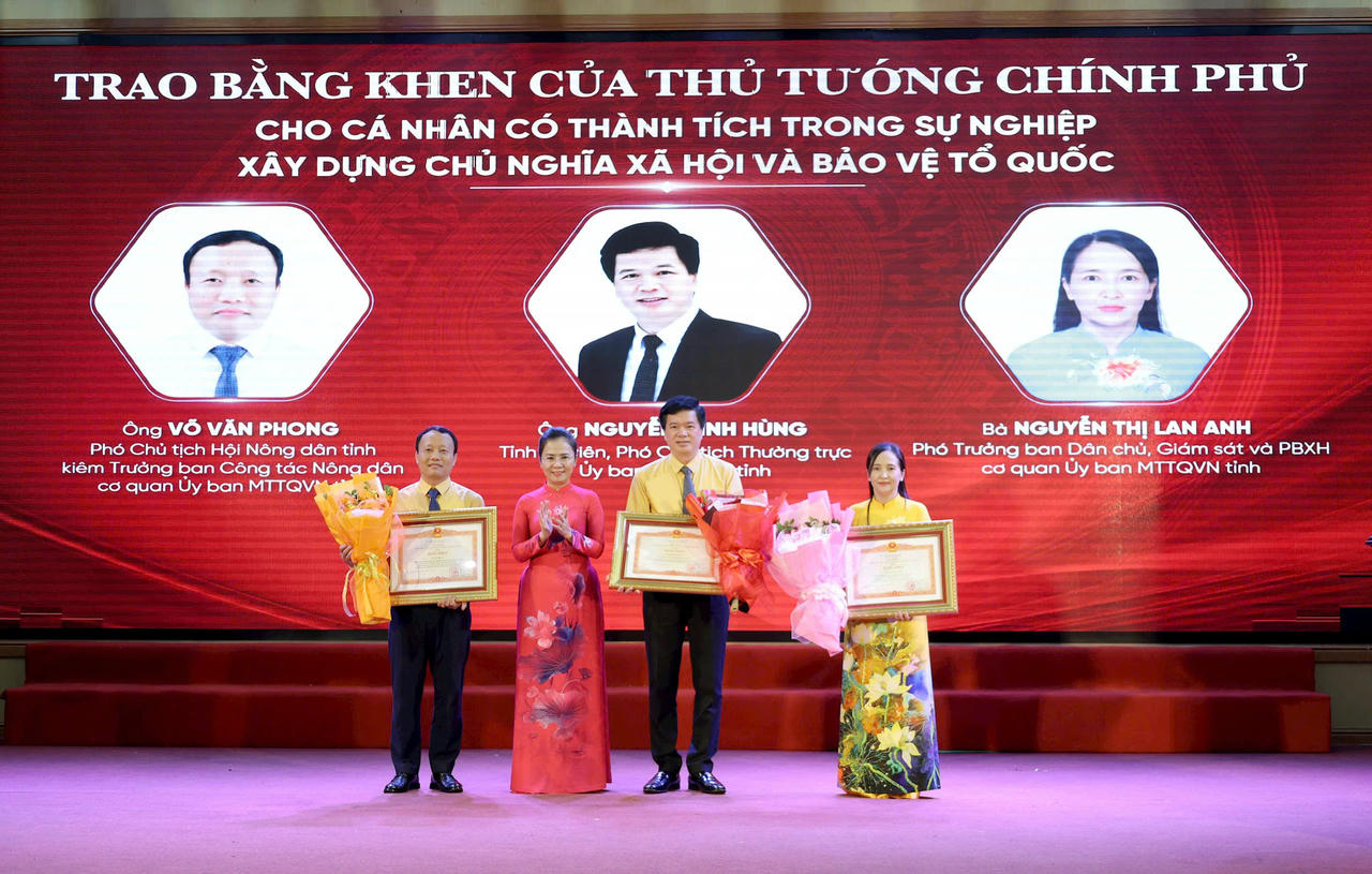 Tại Hội nghị, 3 cá nhân thuộc Cơ quan Uỷ ban MTTQ tỉnh Nghệ An vinh dự được Thủ tướng Chính phủ đã tặng Bằng khen vì có thành tích trong sự nghiệp xây dựng chủ nghĩa xã hội bà bảo vệ Tổ quốc. Ảnh: Điền Bắc