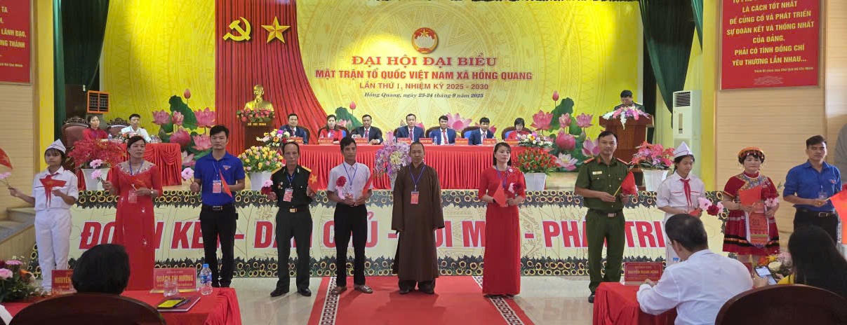 Đoàn đại biểu các tầng lớp nhân dân xã Hồng Quang chúc mừng đại hội MTTQ xã khóa I. Ảnh: Duy Hưng