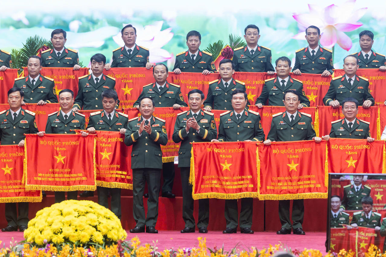 Lãnh đạo Bộ Quốc phòng khen thưởng các đơn vị xuất sắc tiêu biểu trong phong trào Thi đua Quyết thắng toàn quân giai đoạn 2020-2025. Ảnh: Quang Vinh.