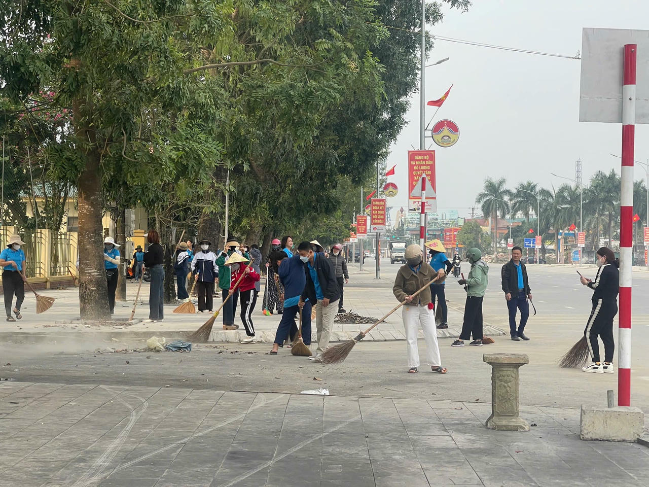 Phong trào "Ngày Chủ nhật xanh" được triển khai rộng khắp trong các khu dân cư. Ảnh: MT