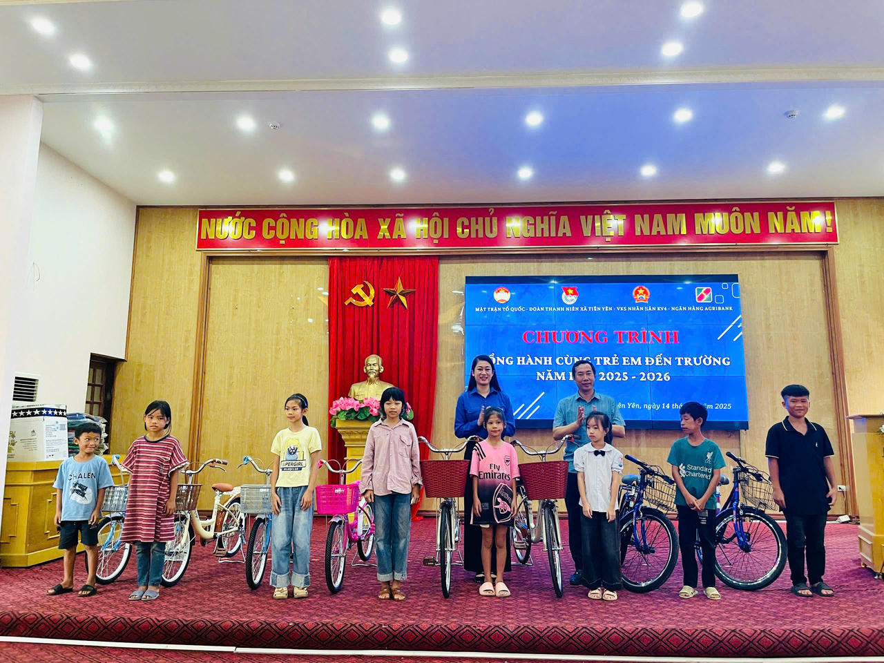 Ủy ban MTTQ Việt Nam xã Tiên Yên vận động, trao quà năm học mới cho các em học sinh có hoàn cảnh khó khăn. 	Ảnh: Nguyễn Quý