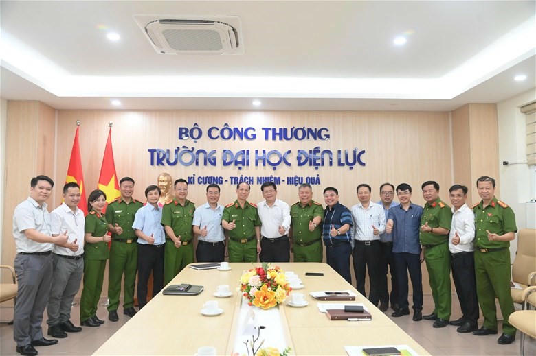 Các đại biểu chụp ảnh lưu niệm tại buổi làm việc.