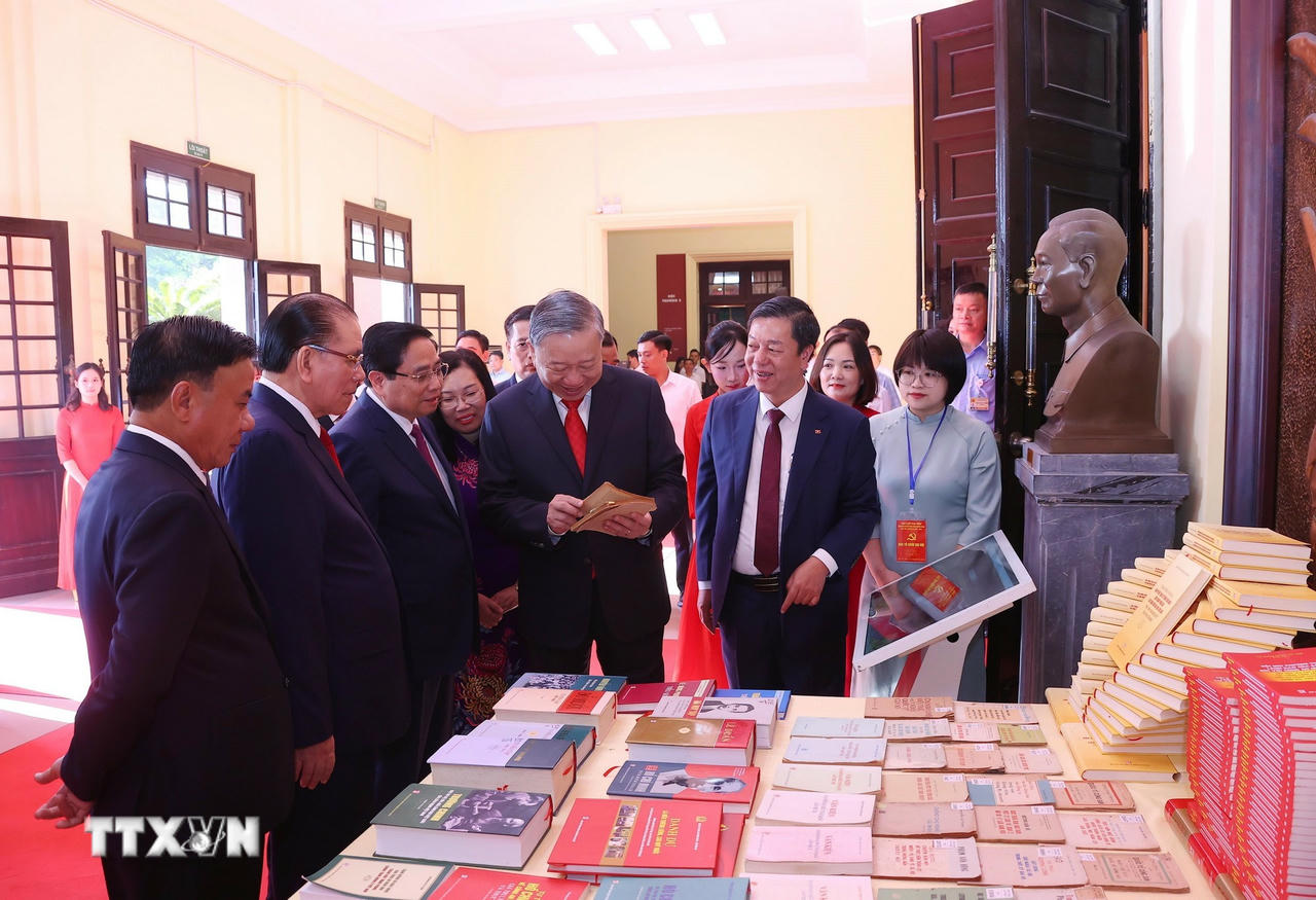  Tổng Bí thư Tô Lâm và các đại biểu tham quan khu trưng bày sách tại Đại hội. (Ảnh: Văn Điệp/TTXVN) 