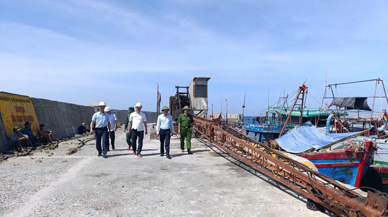 Lãnh đạo Đặc khu Bạch Long Vĩ, TP Hải Phòng kiểm tra công tác phòng chống bão số 9. Ảnh: Sơn Hà. 