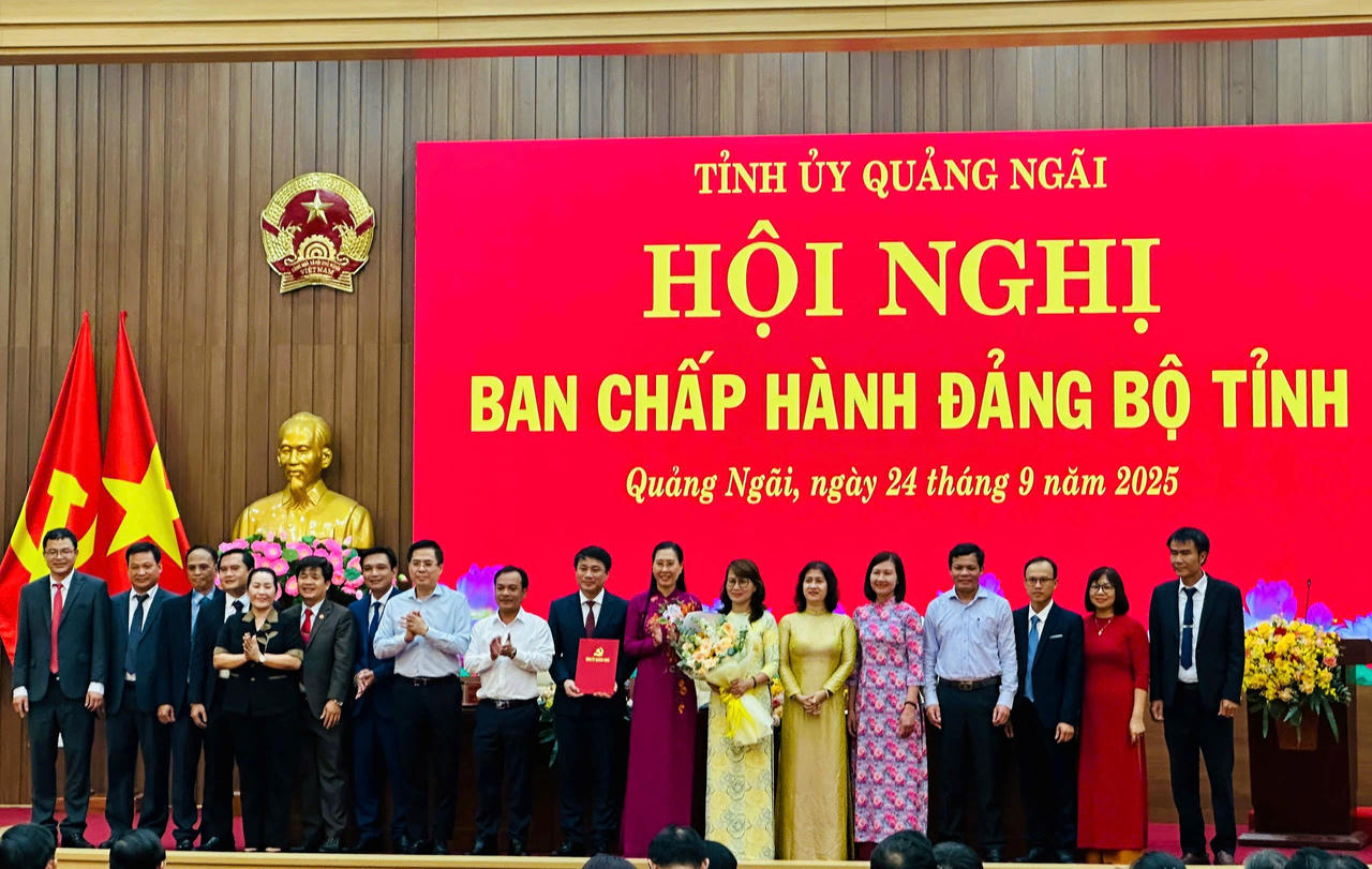   Lãnh đạo tỉnh Quảng Ngãi trao quyết định của Ban Bí thư và tặng hoa chúc mừng tập thể UBKT Tỉnh ủy Quảng Ngãi nhiệm kỳ 2025-2030. Ảnh: CV.  