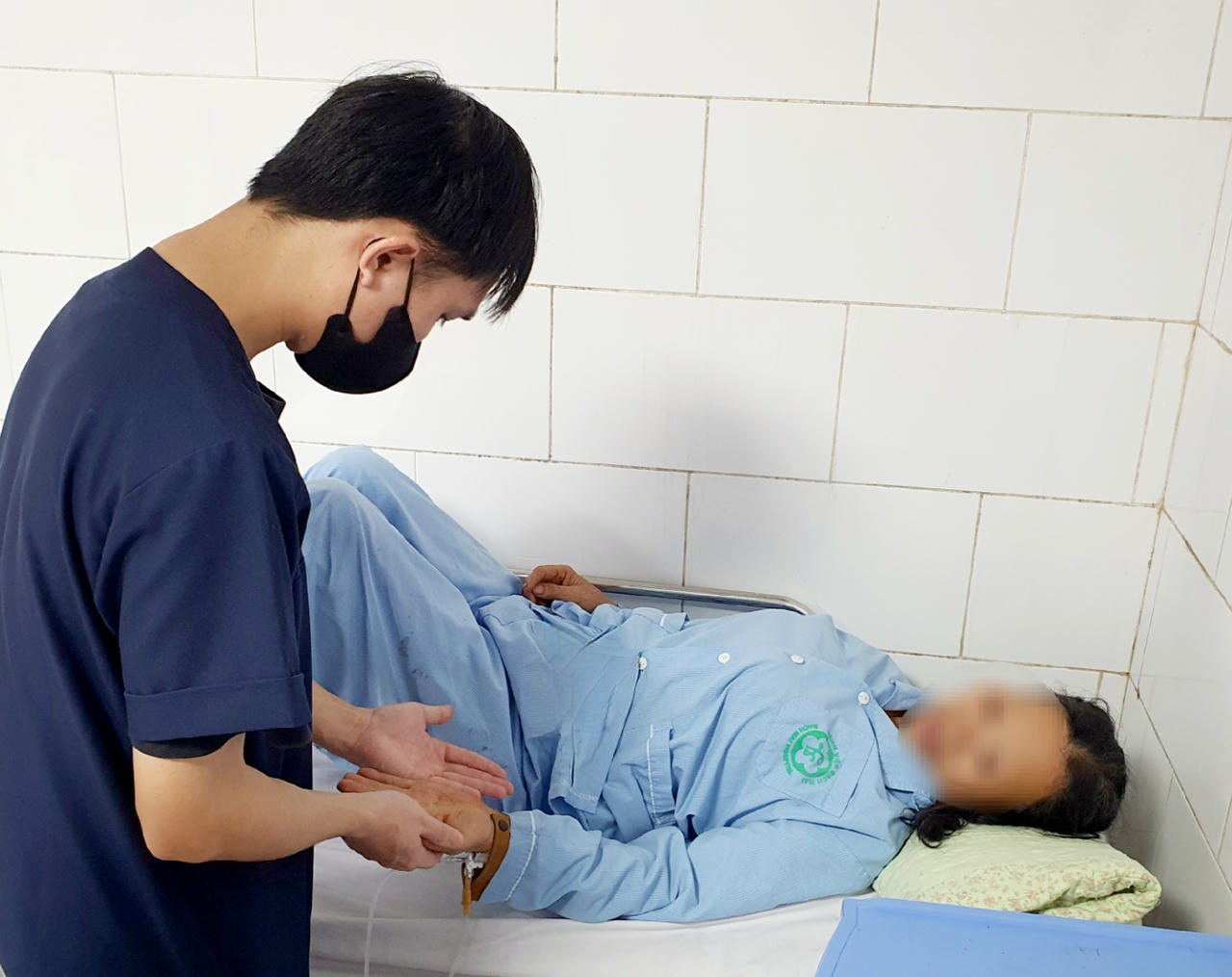 Chăm sóc, điều trị bệnh nhân ngộ độc do ăn nấm rừng. Ảnh: BV
Bạch Mai.