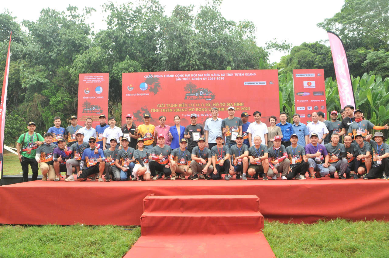 Ban Tổ chức chụp ảnh cùng vận động viên.