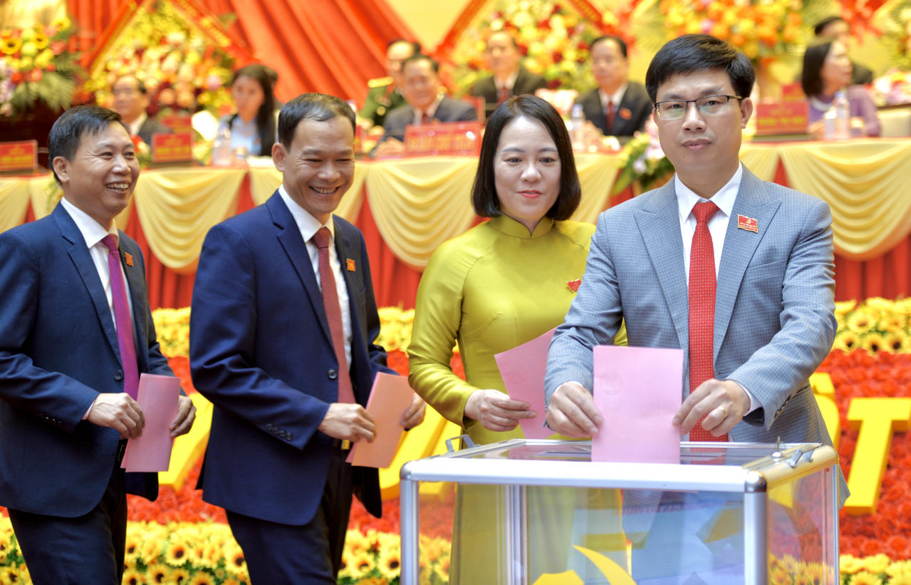 Các đại biểu bỏ phiếu bầu ủy viên Ban Chấp hành Đảng bộ tỉnh Lạng Sơn khóa XVIII, nhiệm kỳ 2025-2030. Ảnh: Ngọc Anh.