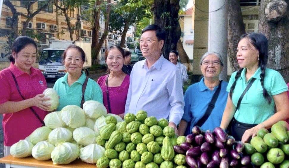 Gian hàng rau củ quả 0 đồng được mở để phục vụ các hộ có hoàn cảnh khó khăn. Ảnh: Q.Định.