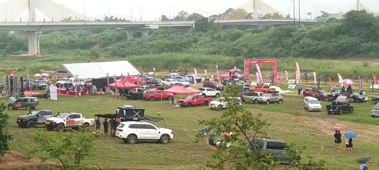 Quang cảnh khu vực diễn ra Giải trình diễn xe địa hình gần cầu Tình Húc, Tuyên Quang.