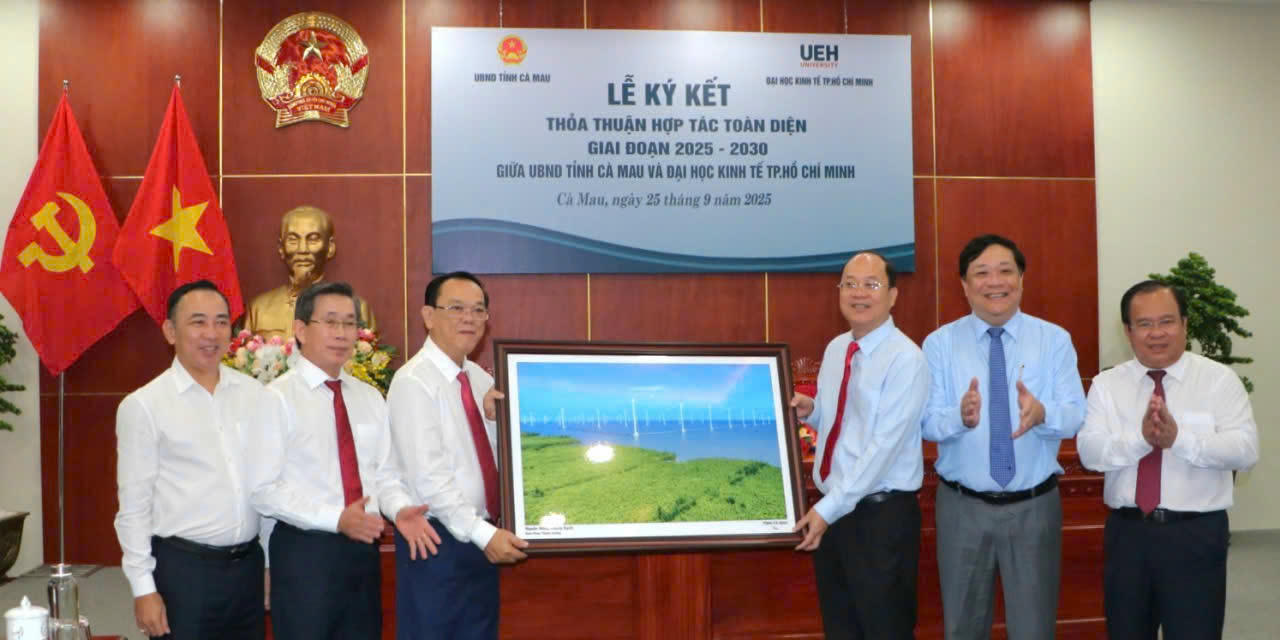   Bí thư Tỉnh uỷ Cà Mau Nguyễn Hồ Hải tặng quà lưu niệm cho lãnh đạo Đại học Kinh tế TP HCM. Ảnh: Nguyên Du  
