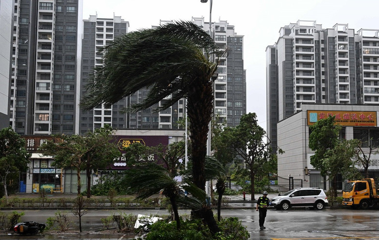 Gió lớn khi bão Ragasa đổ bộ, tại thành phố Dương Giang, tỉnh Quảng Đông, Trung Quốc, ngày 24/9/2025. (Ảnh: THX/TTXVN).