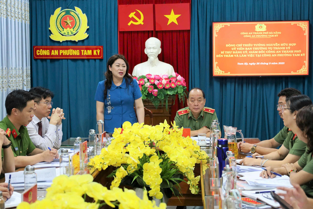 Bà Nguyễn Thị Thu Lan, Bí thư Đảng ủy phường Tam Kỳ phát biểu tại buổi làm việc. Ảnh: Nguyễn Tín.