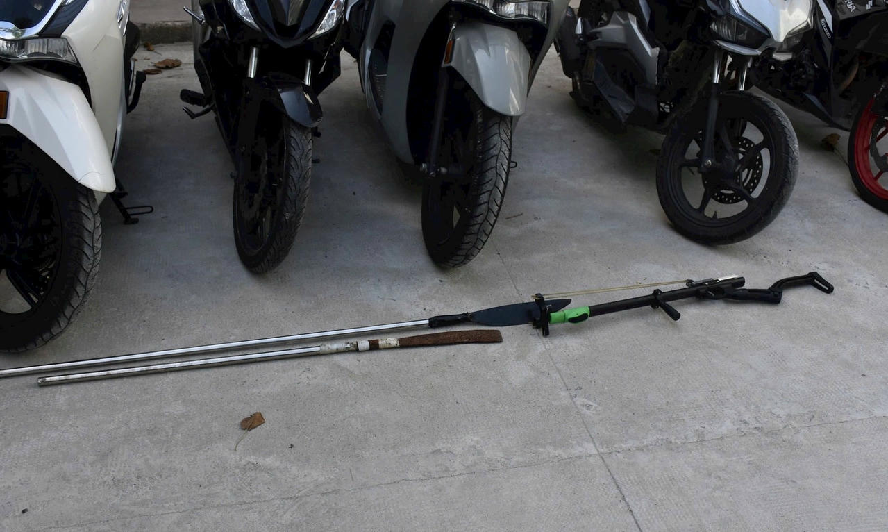 Tang vật do công an thu giữ nhóm
thanh niên mang theo gây rối trên đường 2/9. Ảnh: CV.