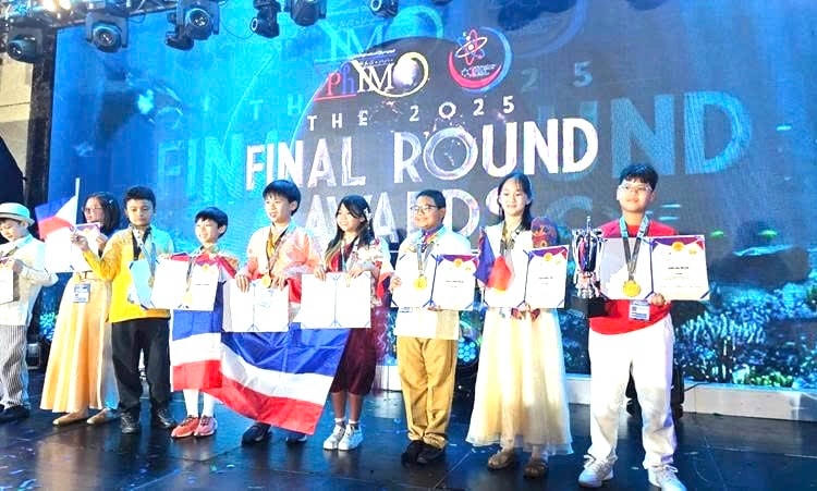 Học sinh Việt Nam cùng các học sinh quốc tế lên lên nhận giải thưởng tại Cebu (Philippines). Ảnh: BTC