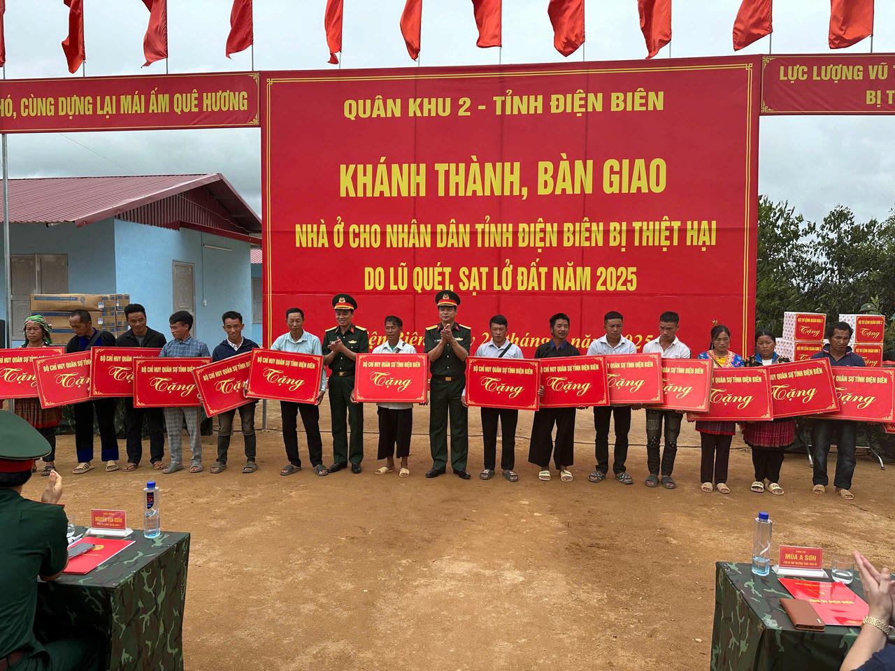 Đại diện những hộ gia đình vui mừng nhận bàn giao nhà mới. Ảnh: CTV
