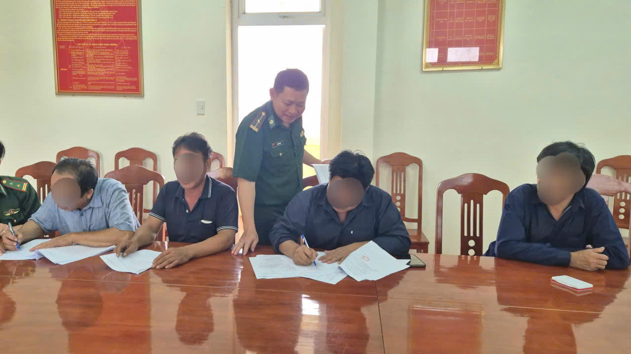 Các
thuyền trưởng ký biên bản vi phạm hành chính. Ảnh: B.P