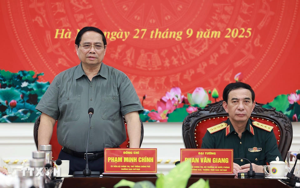 Thủ tướng Phạm Minh Chính làm việc với lãnh đạo Quân ủy Trung ương, Bộ Quốc phòng về phát triển công nghiệp quốc phòng. (Ảnh: Dương Giang/TTXVN)