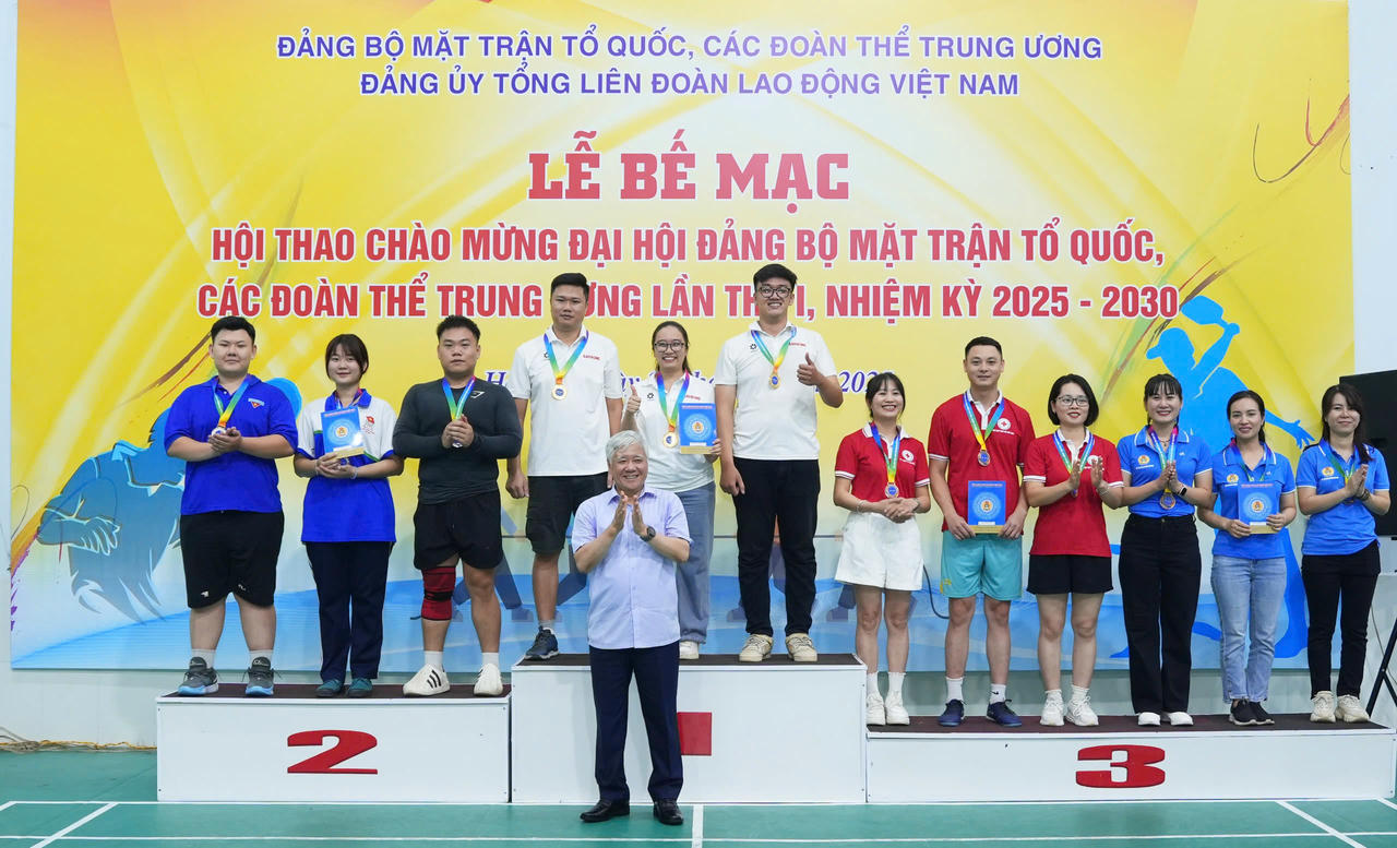 Chủ tịch UBTƯ MTTQ Việt Nam Đỗ Văn Chiến trao giải cho các đội đoạt giải Nhất, Nhì, Ba môn kéo co. Ảnh: Hữu Chánh.