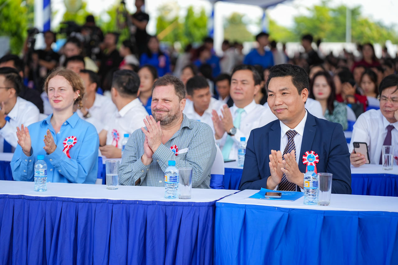 Các đại biểu tham dự lễ khai giảng.