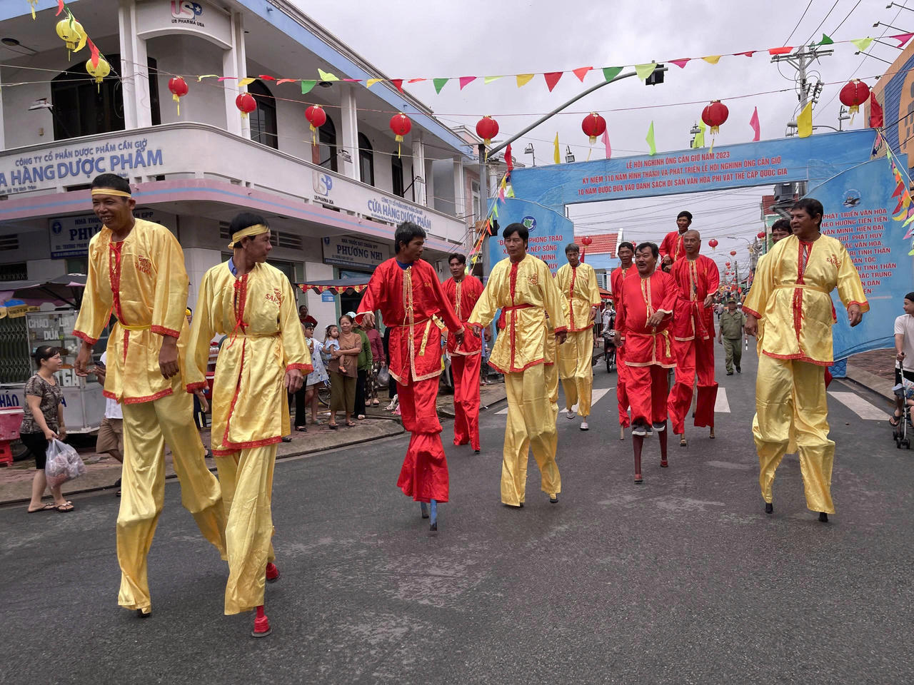 Đi cà kheo tại lễ hội Nghinh Ông tại Cần Giờ. Ảnh: Hùng Hồ