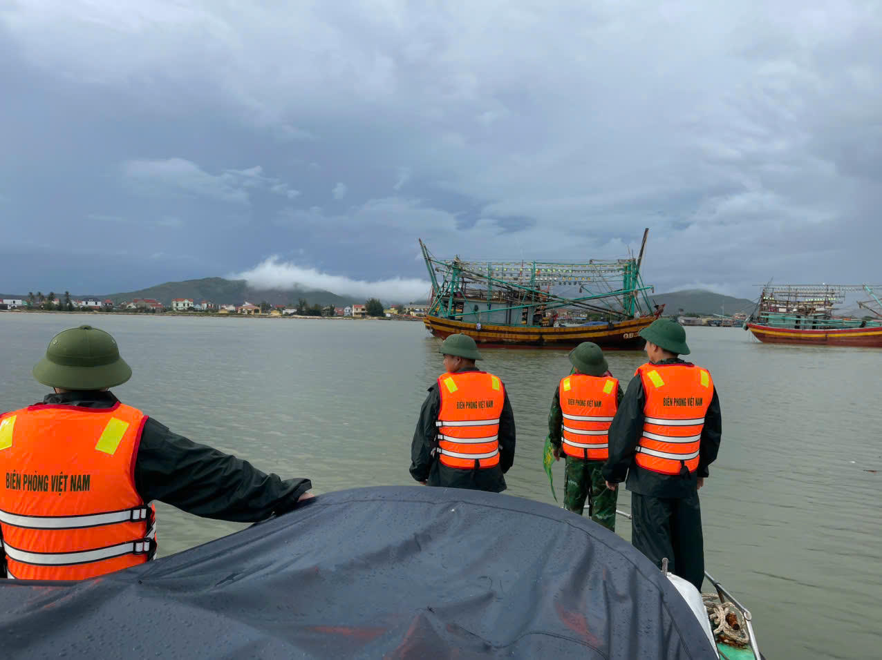 Được
biết, tính đến sáng 27/9, các đơn vị Bộ đội Biên phòng trên 2 tuyến biên giới 75
tổ/305 cán bộ chiến sĩ bám địa bàn, sẵn sàng giúp đỡ nhân dân khắc phục hậu quả
thiên tai. Ảnh: BPCC.