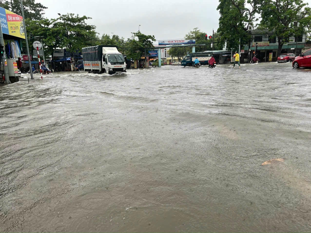 Khu vực ga Vinh nước mênh mông như dòng sông. Ảnh: QT